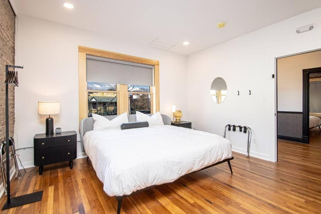 King Bed Stylish Studio In Heart Of Downtown Room # 200 Хот-Спрингс Экстерьер фото