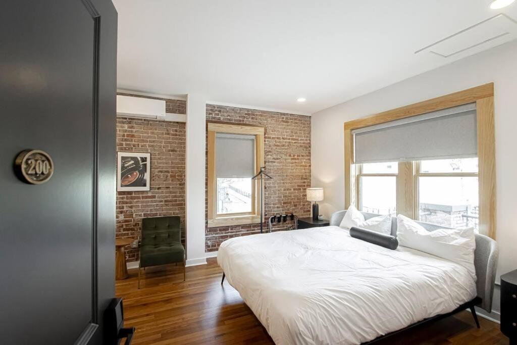 King Bed Stylish Studio In Heart Of Downtown Room # 200 Хот-Спрингс Экстерьер фото