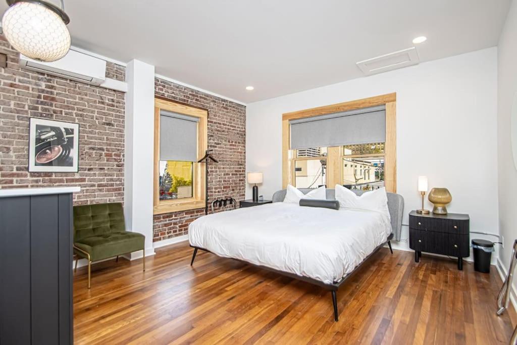 King Bed Stylish Studio In Heart Of Downtown Room # 200 Хот-Спрингс Экстерьер фото
